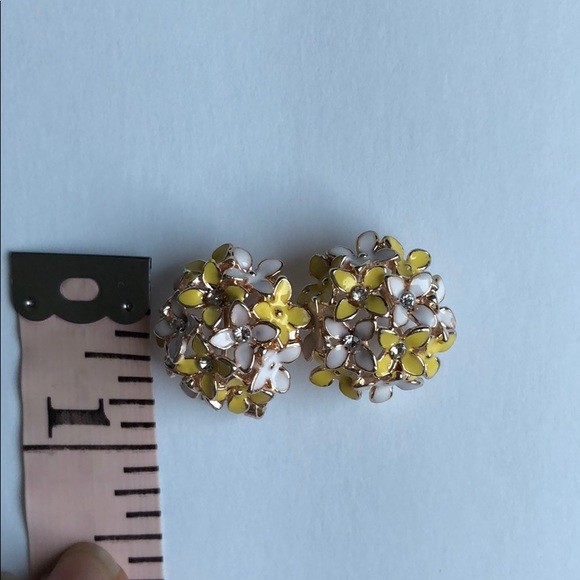 NWOT FLOWER FLORAL STUD CLIP ON POST BACK EARRINGS - Picture 8 of 8